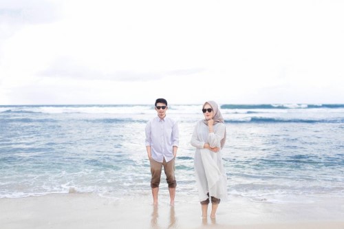 foto prewedding di pantai 