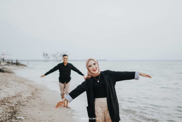 foto prewedding di pantai 