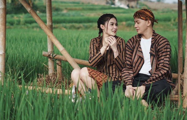 foto prewedding di sawah 