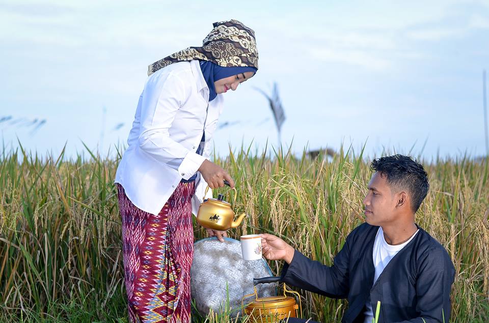 foto prewedding di sawah 