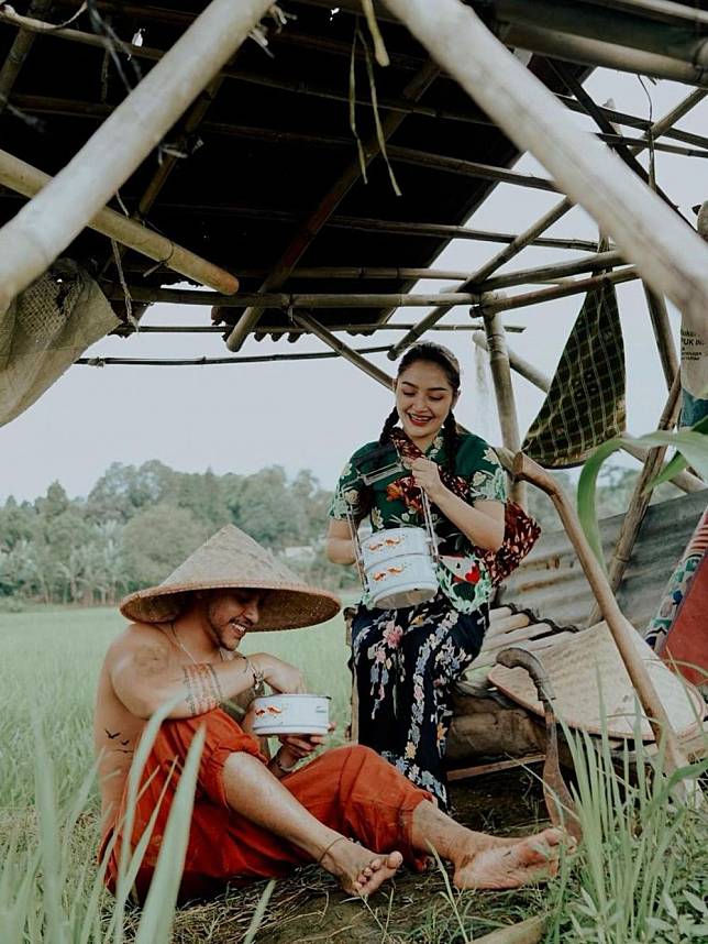 foto prewedding di sawah 